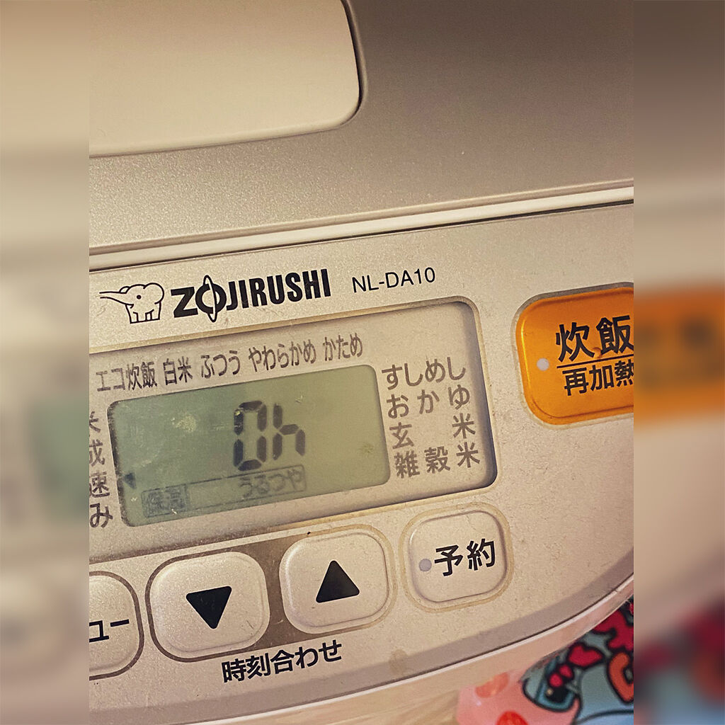 日本一名人夫誤將電鍋上顯示的保溫數字「0h」當作是英文驚嘆詞的「Oh」，讓妻子哭笑不得。（圖片翻攝自推特/@okykch1）
