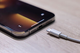 iPhone躲不掉了！歐盟拍板：所有手機統一用USB-C充電孔