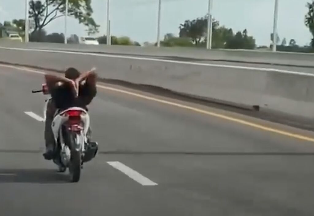 泰國一名49歲男子在公路上躺著做仰臥起坐，危險的舉動被後方民眾錄影檢舉。（翻攝自臉書粉專《CocoNews》）