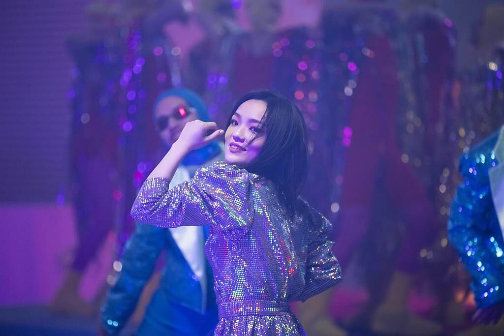 徐佳瑩在〈準明星〉MV中唱跳演出。（亞神音樂提供）