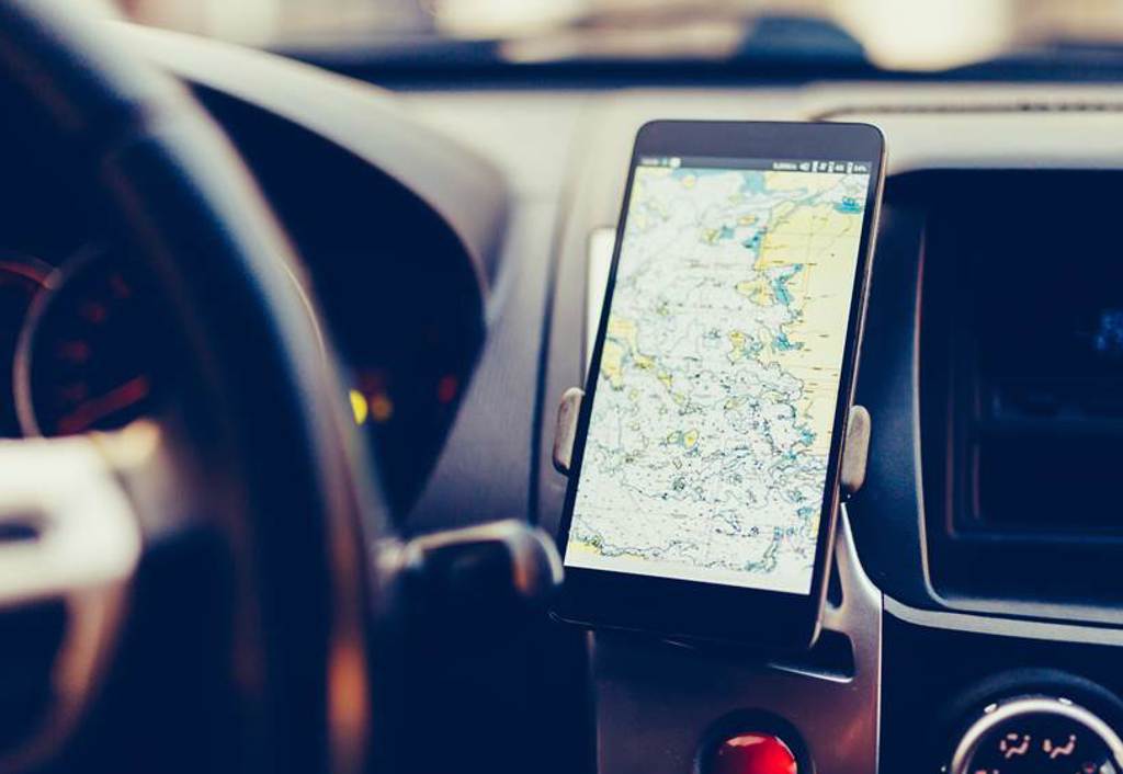 駕駛人使用電子地圖導航示意圖。（達志影像／Shutterstock提供）
