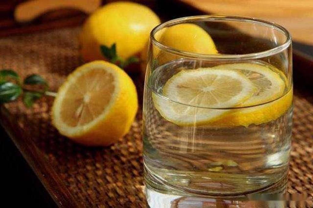 許多人以檸檬為維生素Ｃ為攝取來源，但反到喝進去的糖比較多。(圖/翻攝自知乎)
