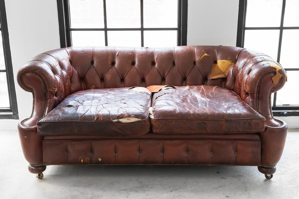 一名美國女子網購一組二手沙發，裡面竟然藏有3.6萬美金。(示意圖/達志影像)