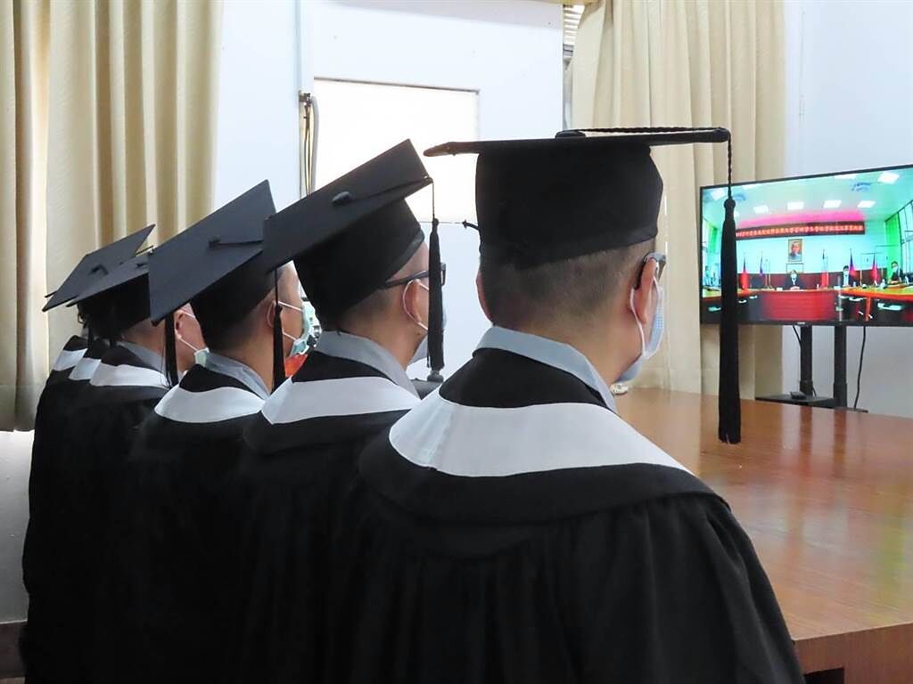 台南監獄12名收容入今天大學畢業，今天舉行視訊畢業典禮。(台南監獄提供／曹婷婷台南傳真)