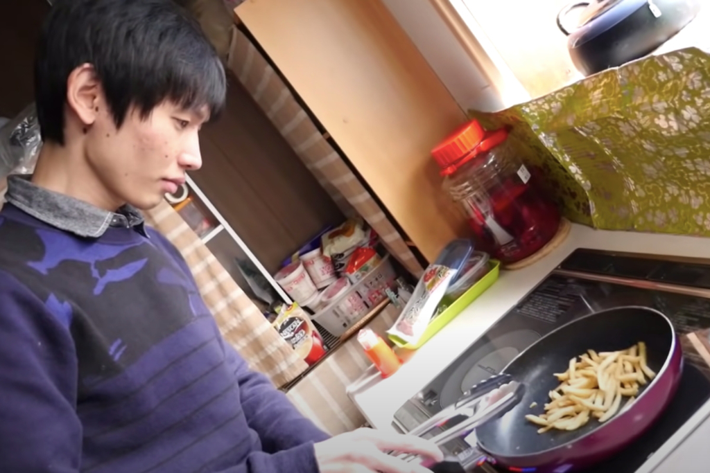 瀬戸弘司分享的麥當勞薯條復活法。(圖/翻攝自瀬戸弘司 / Koji Seto YouTube)