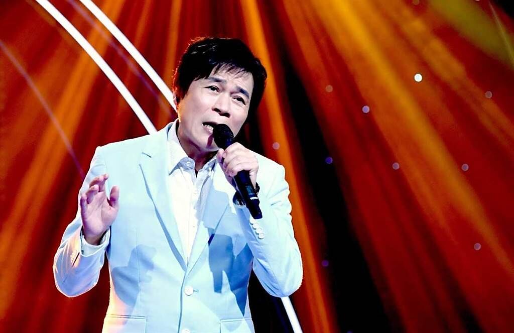 洪榮宏日前參加《上奅台灣歌2.0經典傳奇》節目錄影，一首〈空思〉彩排就唱了7、8遍。（華視提供）