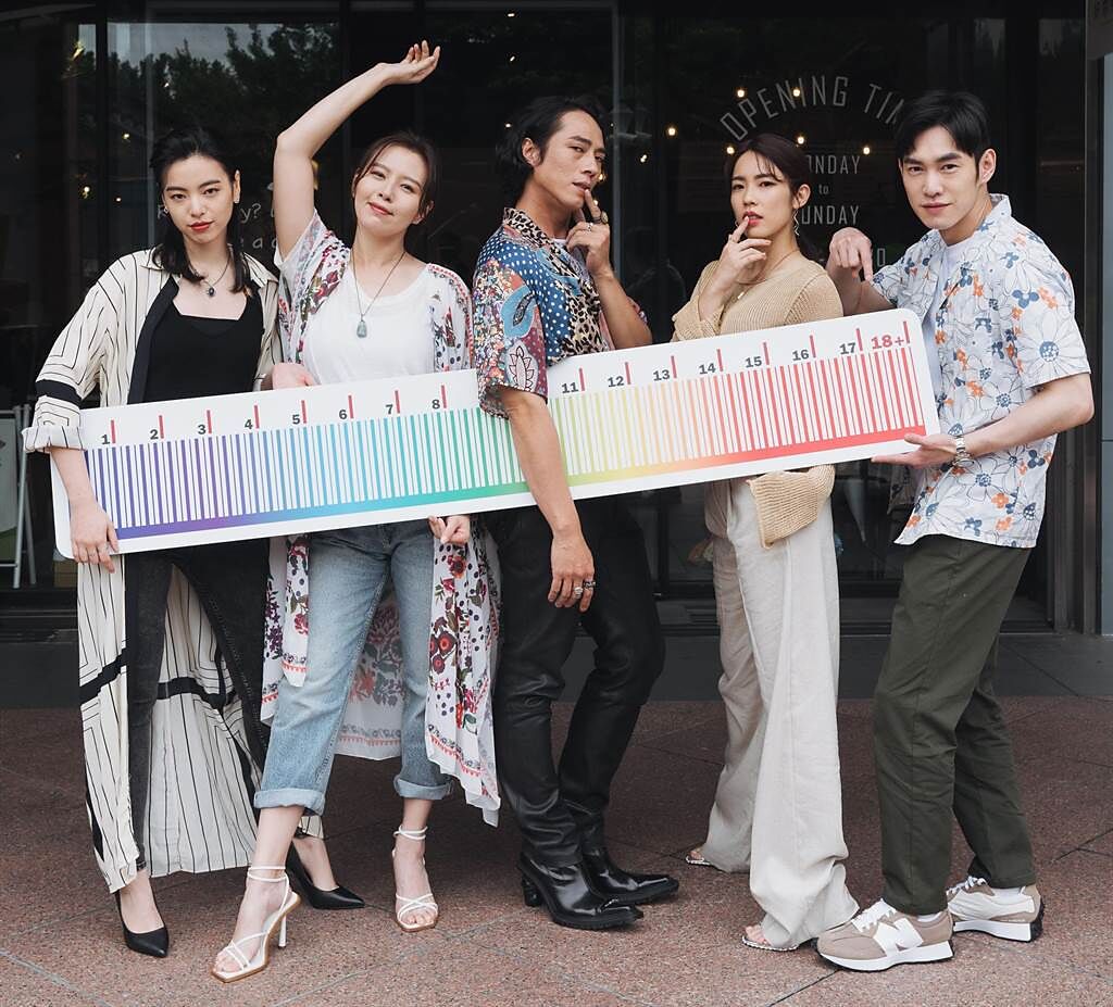 陸夏（左起）、劉品言、莊凱勛、林思宇、張書豪手拿巨型彩虹尺參與開鏡儀式。（紅杉娛樂提供）