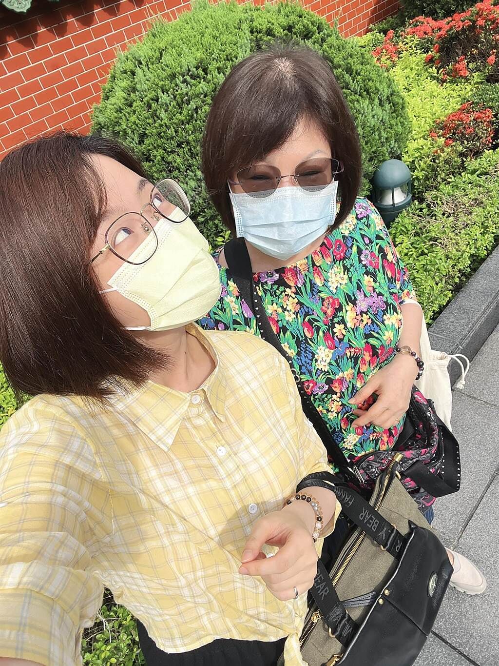 楊小黎在臉書曬出和媽媽去拜拜的照片，透露短短路程走了40分鐘。（摘自楊小黎臉書）