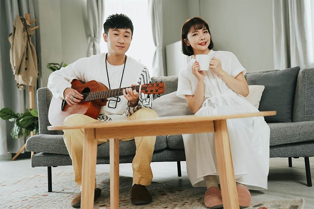 Sam Lin（左）和女主角在MV裡甜蜜互動。（華納音樂提供）