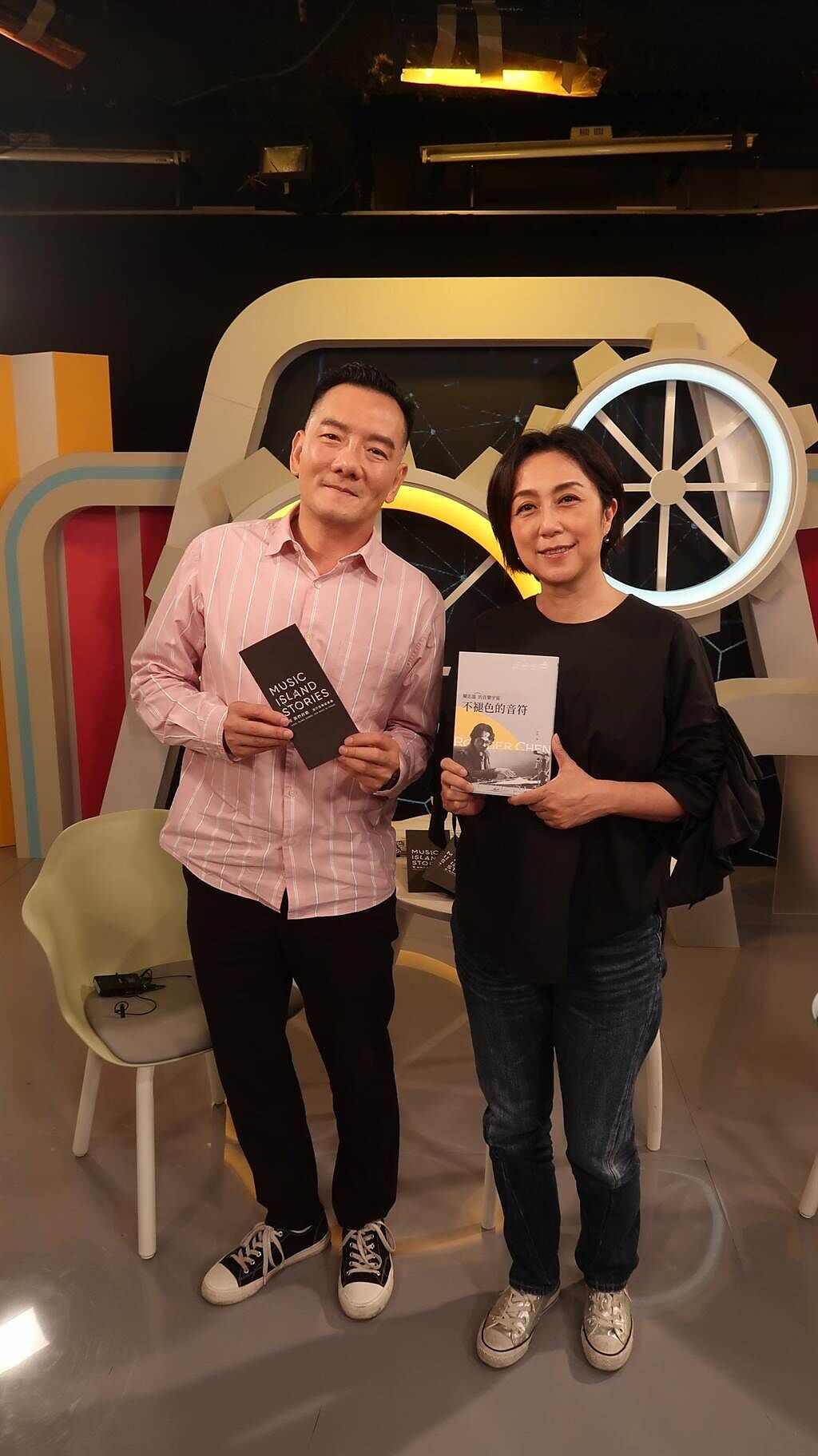 田定豐（左）邀請黃韻玲在節目中受訪。（唱戲世界娛樂提供）