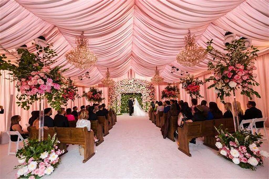 婚禮會場佈滿玫瑰與一座華麗水晶燈，十分夢幻。（翻攝Britneyspears IG）