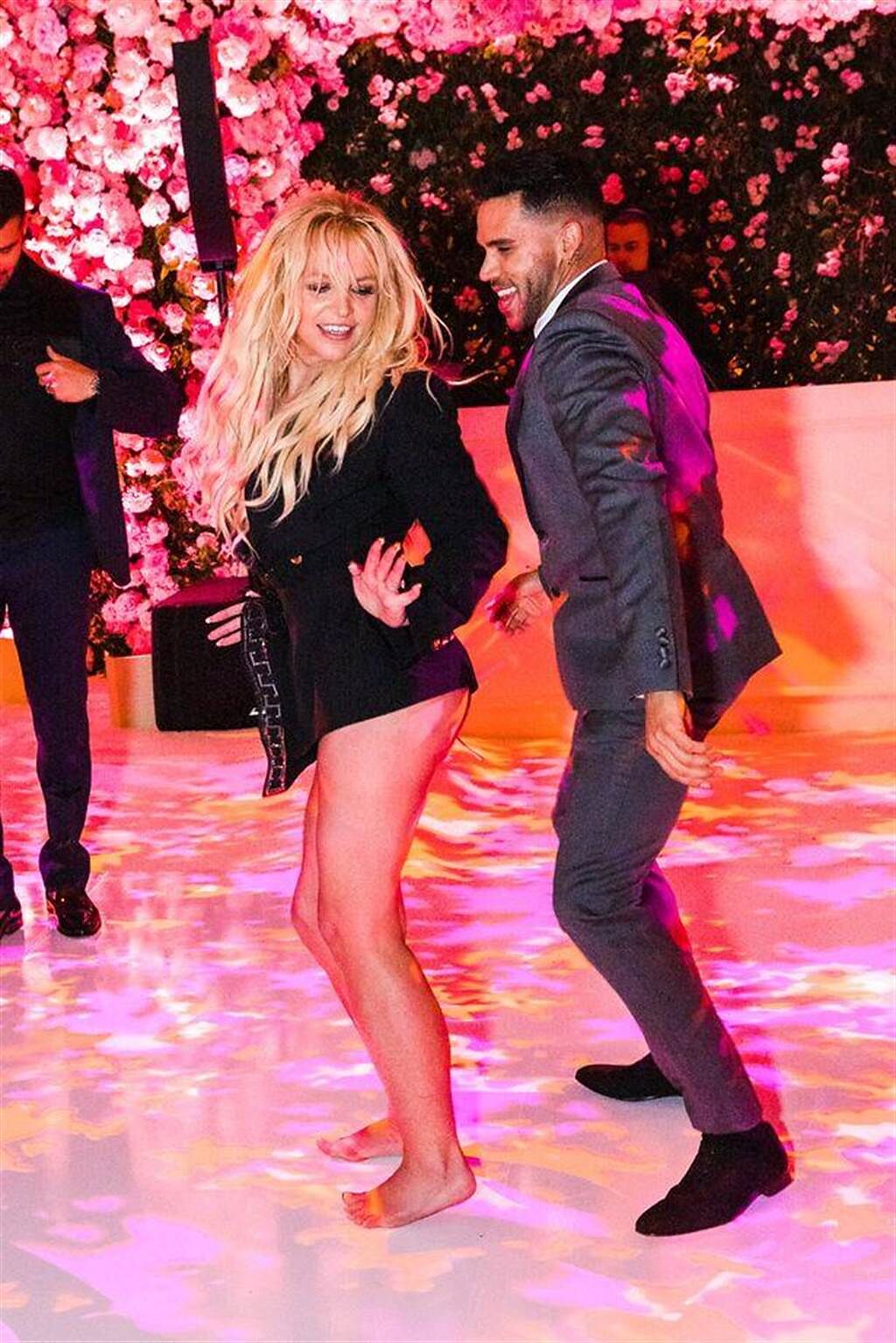 布蘭妮只穿燕尾服和丁字褲和老公熱舞。（翻攝Britneyspears IG）