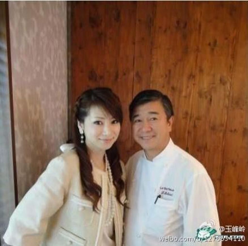水谷雅子曾公開與老公的合照震驚網友。（圖／微博）