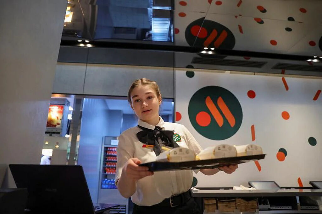 俄羅斯將原本的麥當勞，改名叫Vkusno i tochka ，如今重新開業。(圖/路透社)