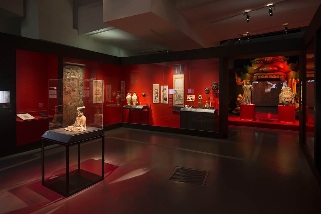 法國凱布朗利博物館「亞洲的地獄與幽魂」特展在展出時的照片，以歐洲人的角度探看亞洲對於未知世界的恐懼與想像。（法國凱布朗利博物館提供／程炳璋台南傳真）