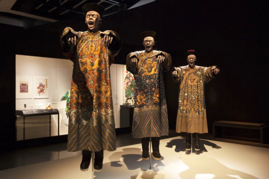 3隻排排站的中國殭屍身上穿著的衣服「是真貨」。(圖/翻攝自法國凱布朗利博物館官網)
