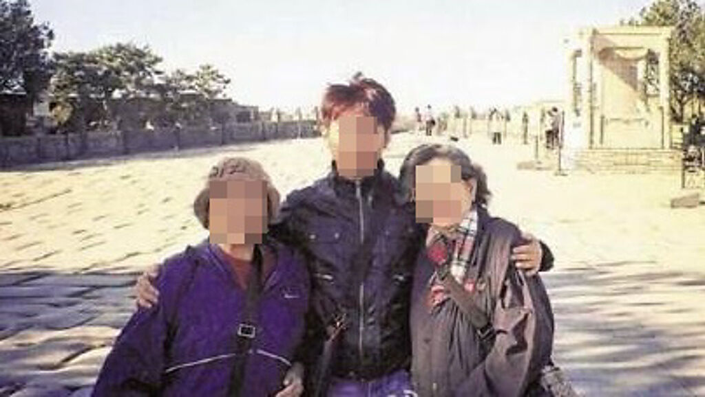 2006年富婆（左）到大陸旅遊時認識楊寅（中）的照片。（圖／翻攝微博）