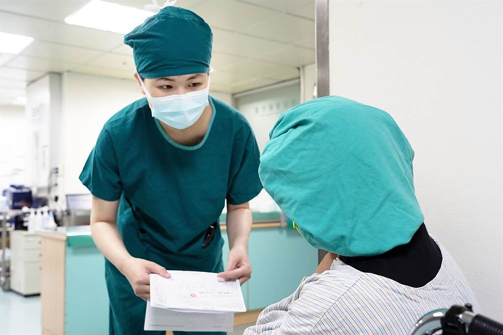 護理人員黃鈺茹在染疫康復後，面對確診病人就能有更多的同理心。（光田醫院提供／陳世宗台中傳真）