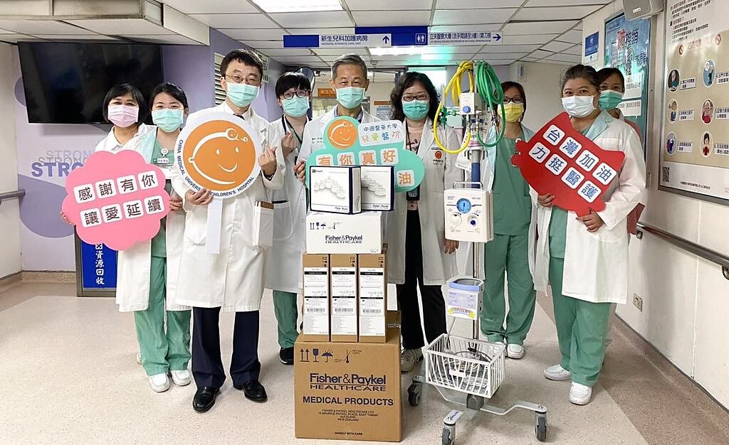 賈永婕透露這台新生兒急救甦醒器，是中國醫藥大學兒童醫院新生兒主任，一直爭取並期待許久的救命神器。(翻攝自賈永婕的跑跳人生臉書)