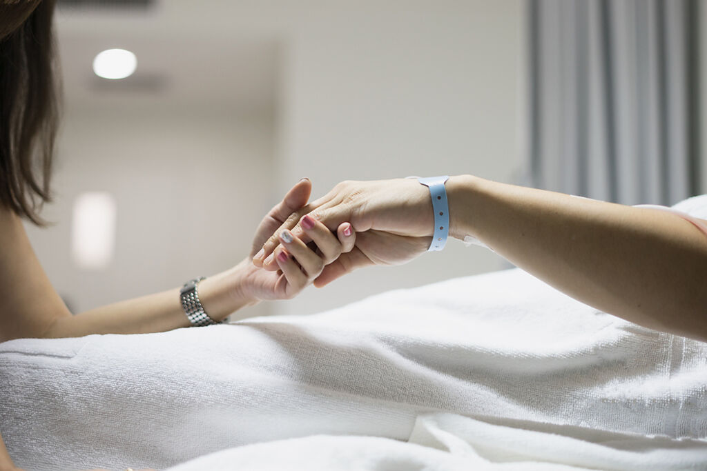 一名人夫在醫院住院時，與同病房的病友女兒發展不倫戀，經常外出約會與發生性行為。（示意圖／Shutterstock）