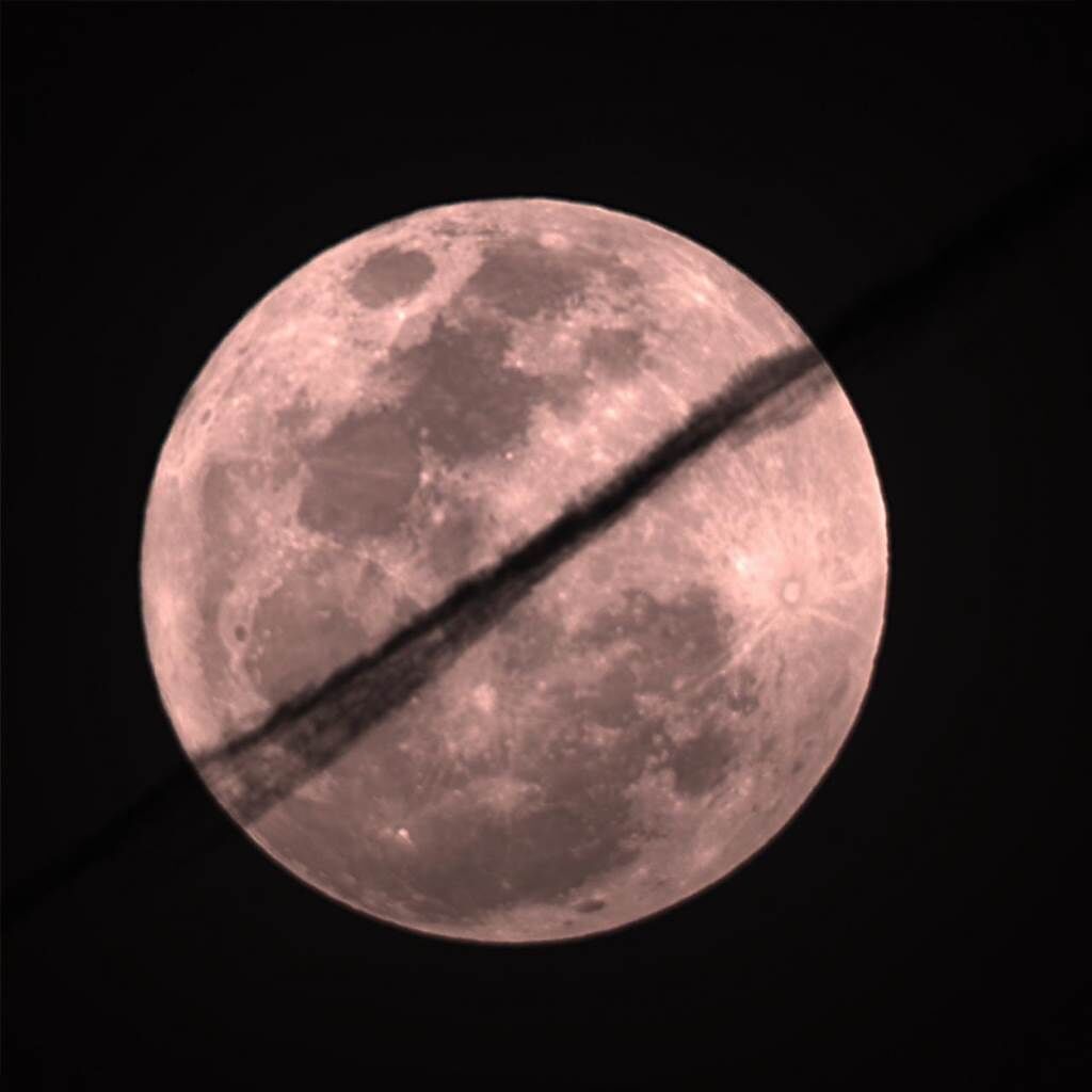 直播中所捕捉到由雲層從月球正中穿過，看起來一度像土星。(南瀛天文館提供／曹婷婷台南傳真)
