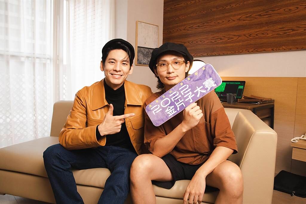 林柏宏（左）與導演殷振豪攜手打造2022金片子大賽形象廣告。（台北市電影委員會提供）