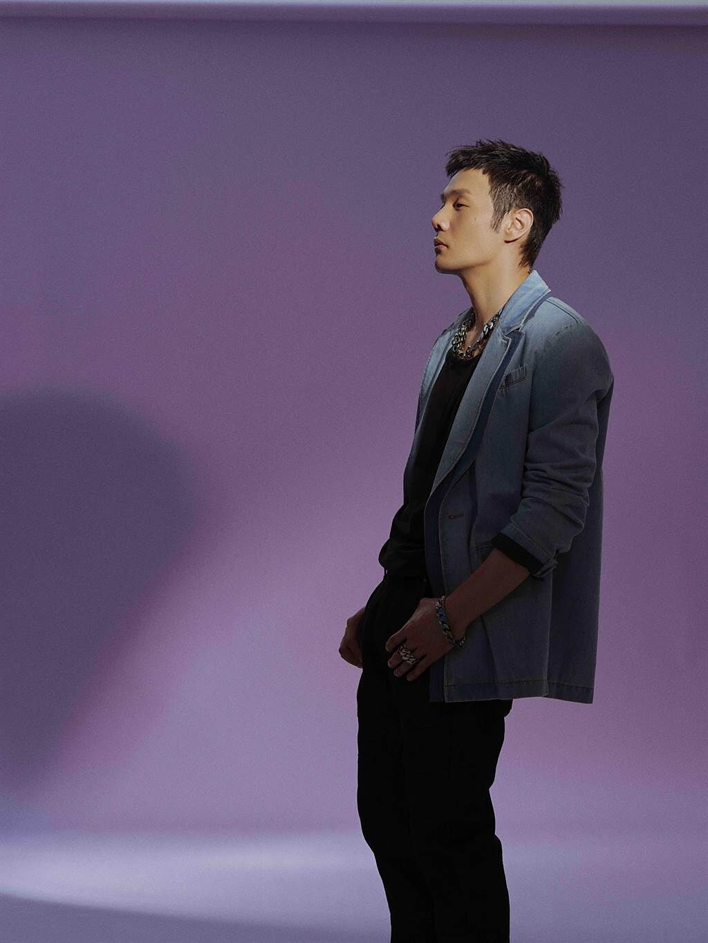 李榮浩今推出新單曲〈習慣晚睡〉。（華納音樂提供）