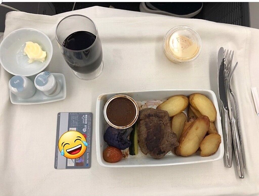 南韓男子搭乘商務艙從夏威夷返韓，未料飛機餐十分寒酸，牛排竟和信用卡一樣大。(圖/翻攝自韓國論壇《Naver Cafe》)