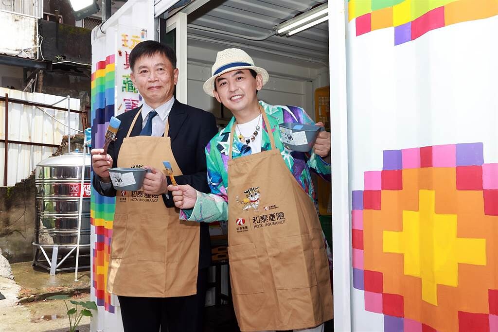 黃子佼（右）今與和泰產險董事長蔡伯龍一起彩繪玩具貨櫃屋做公益。（和泰產險提供）