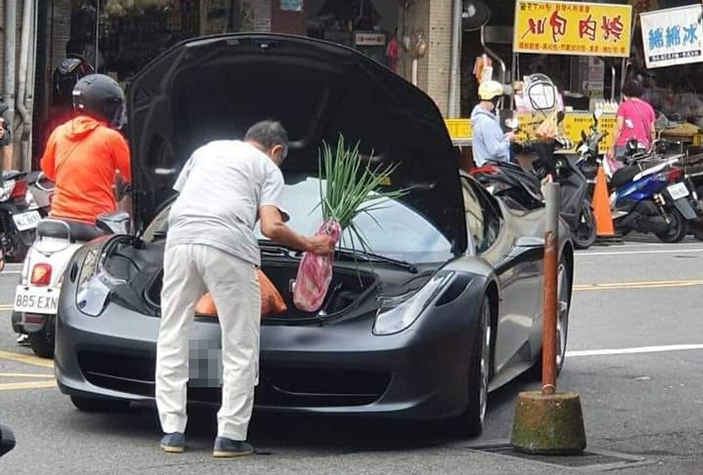 網友發現1名老翁在市場買完菜後，將大蔥放在汽車車廂內，該車是1輛法拉利458，車廂位在車頭處，照片公開其他網友紛紛喊「阿公我不想努力了」。（翻攝自臉書「爆廢公社」）