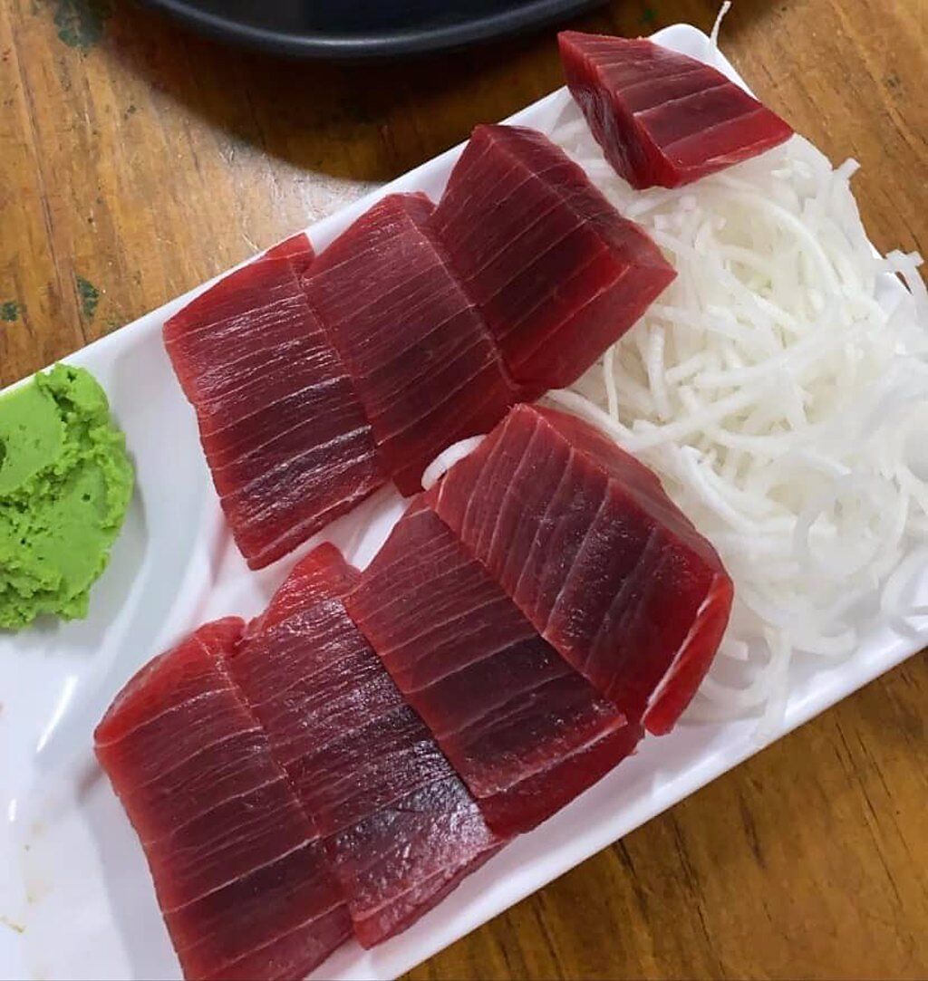 一名女網友指控到到觀光漁市的餐廳吃黑鮪魚，點下腹卻送來赤身。(翻攝自 爆料公社)