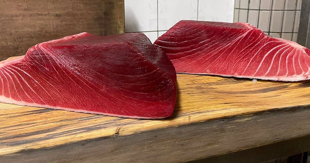 店家解釋，這是兩尾黑鮪魚的下腹，一尾顏色較紅以紅油為主，另一尾油質偏向粉紅。(翻攝自臉書)