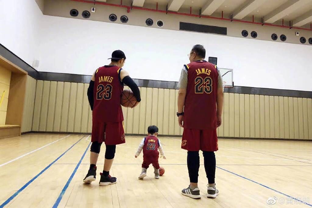 小海綿和爸爸黃曉明和祖父玩籃球合照。(圖/黃曉明 微博)