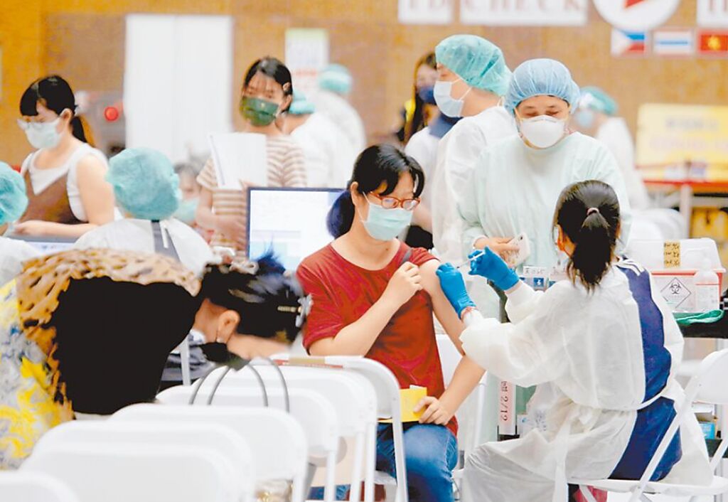 國內研究發現，確診後打疫苗的保護力更佳，圖為台北車站接種站。（陳君瑋攝）