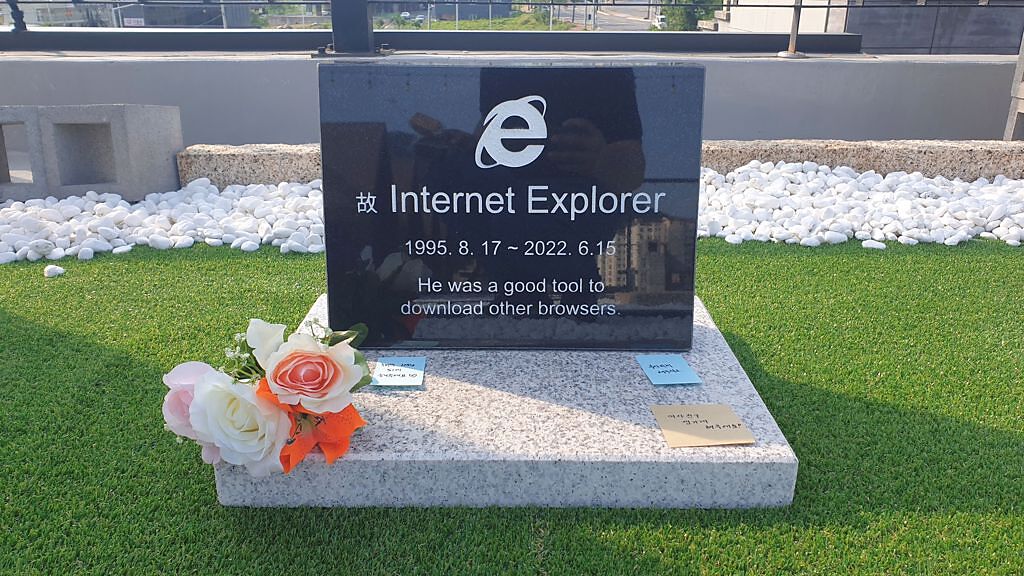IE瀏覽器停用後，你是感到開心還是惋惜呢？南韓一名工程師為了紀念IE，特地為其打造了專屬墓碑，更寫上逗趣碑文，在網路上引起熱烈討論。(圖／路透社)