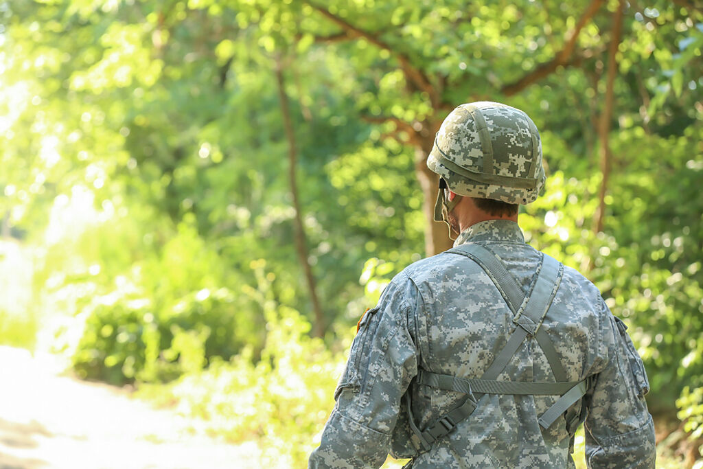 一名人妻與軍人4個月就離婚收場，追查之下才發現丈夫竟與女軍人外遇。（示意圖／Shutterstock）
