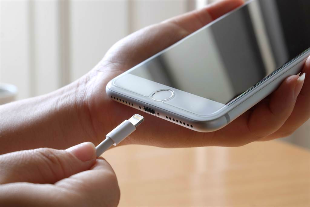 許多iPhone使用者認為原廠的充電線很容易壞掉。（圖／shutterstock）