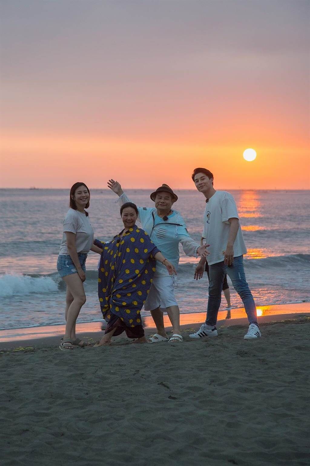 四人在漁光島遇見最美麗的夕陽。（東森提供）