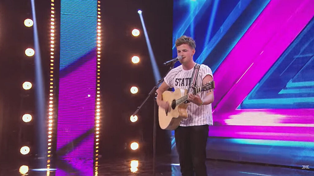 28歲英國男歌手湯姆曼恩（Tom Mann）在參加人氣選秀節目《X Factor》爆紅。(圖/ 摘自The X Factor UK YouTube)