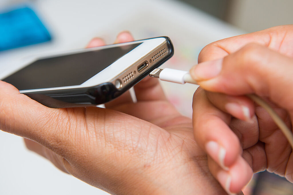 網路瘋傳「手機充不進電，1根牙籤就能恢復正常」影片，專家直言是錯誤消息。（示意圖／Shutterstock）
