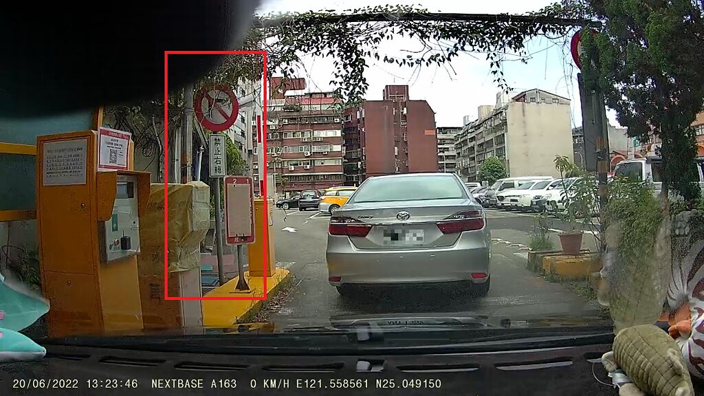 男子停車場取票後，因為前方車輛未依指示行駛，害他卡在柵欄外無法進場停車。（翻攝自臉書爆怨公社）