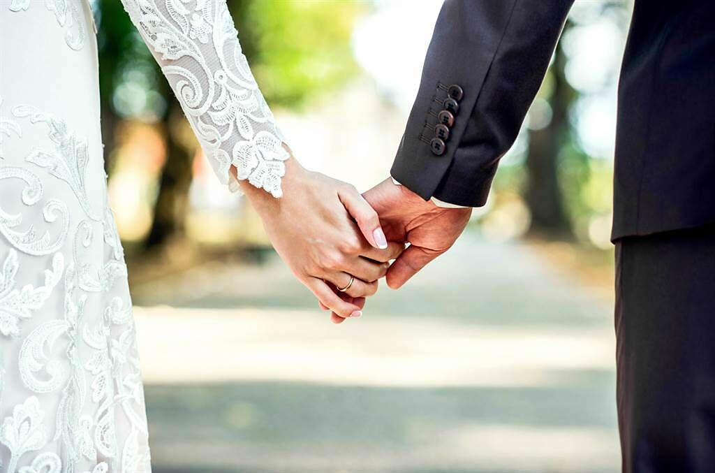 一名網友被親戚推薦考公務員，舉例說很多人考上了沒多久就結婚了。（示意圖／shutterstock）