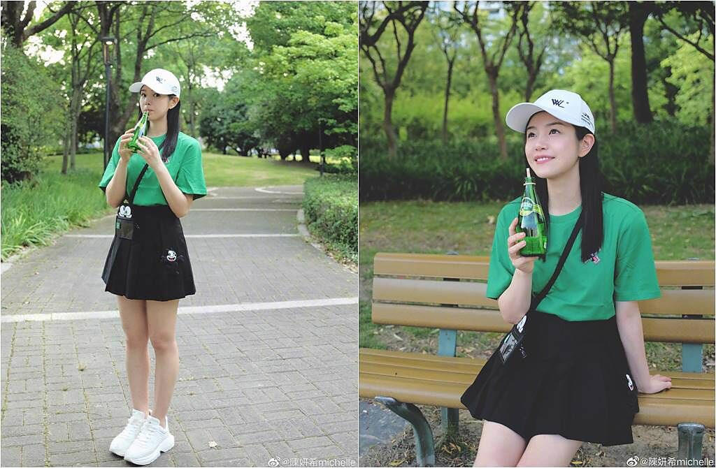 陳妍希俏麗穿綠色T恤搭配黑色百褶裙入鏡，一雙美腿全都露。（圖／取材自陳妍希微博）