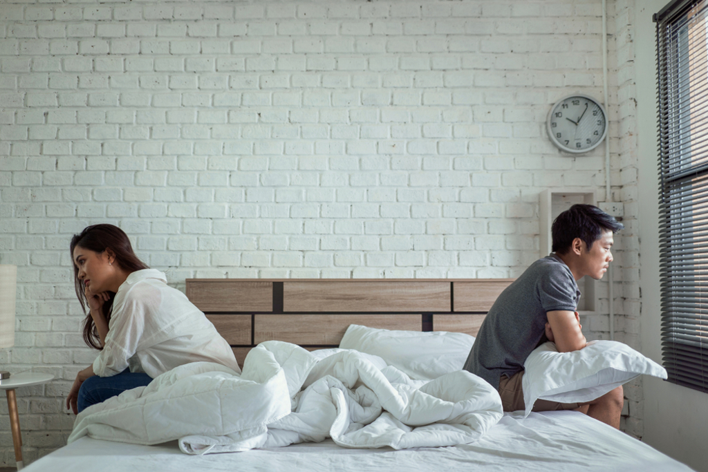 女子和曖昧對象睡同床卻沒進展，感到痛心。(示意圖/Shutterstock)