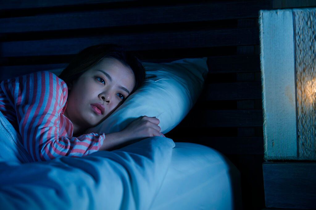 有些人睡到一半就會醒來，而且難以再繼續睡，也算是失眠症的一種，專家對此分享3招幫助入眠的方法。(示意圖/達志影像)