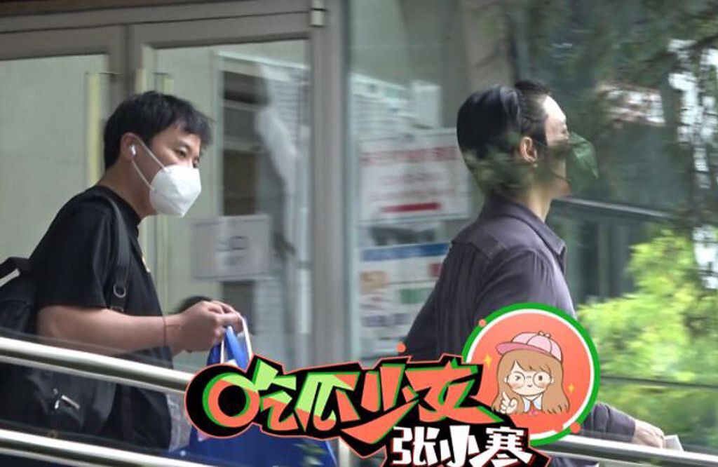 向佐23日被狗仔拍到和男助理現身北京的醫院。（圖／微博@吃瓜少女張小寒）