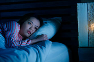 半夜醒來難再睡 別繼續躺床上 專家曝3招改善失眠