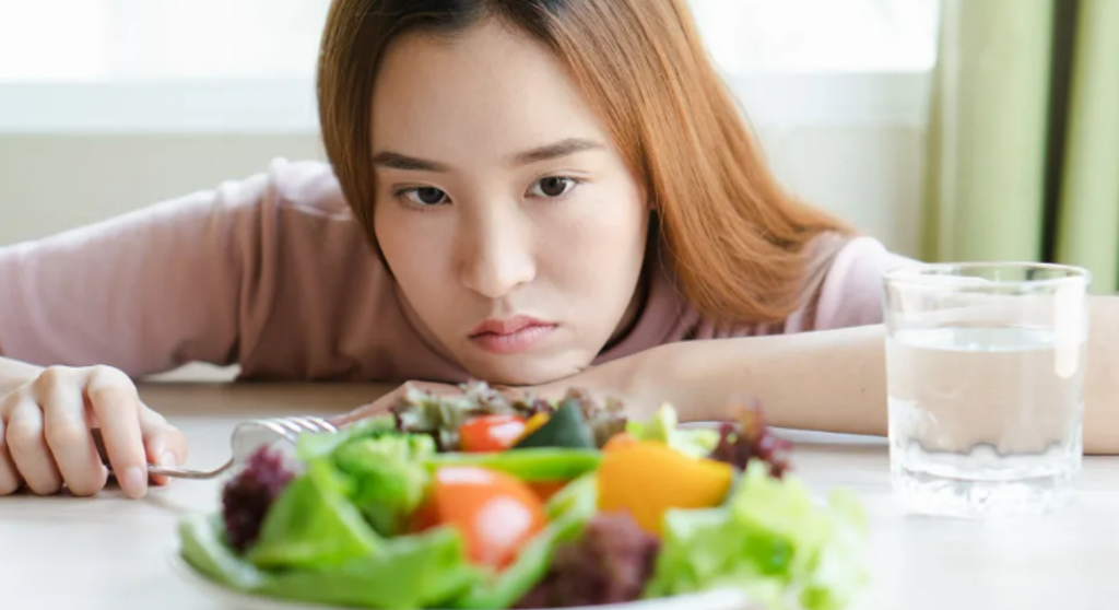 女生減肥超辛苦，連吃個沙拉都要算熱量。(示意圖/Shutterstock)