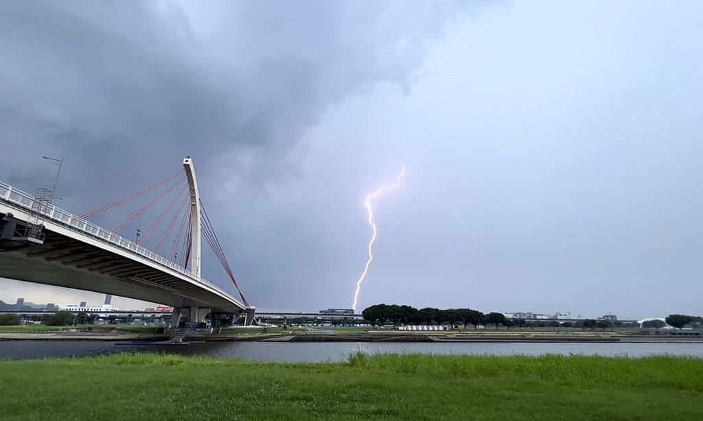 大台北地區午後雷雨狂襲，網友分享照片。（翻攝鄭明典臉書）