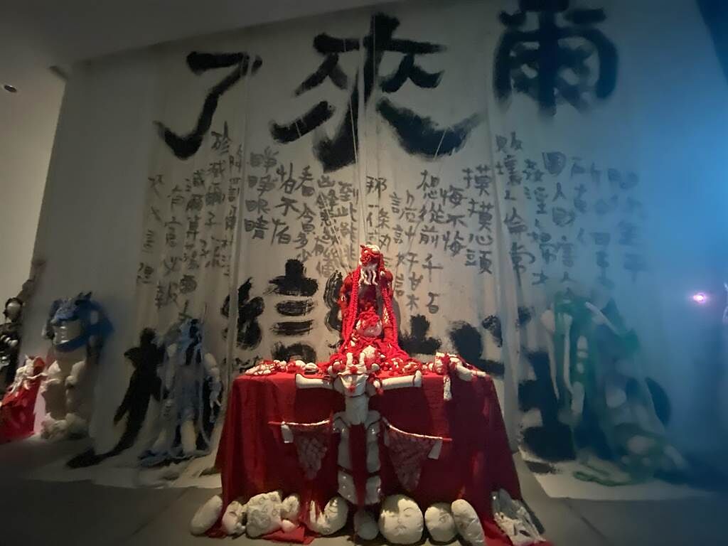 台南市美術館「亞洲的地獄與幽魂」特展，今天下午首度開箱特展內容。（曹婷婷攝）